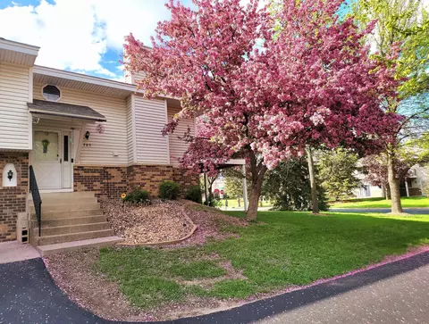 705 Evergreen Ct, Burnsville, MN 55337