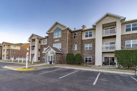 1341 Lake Dr W #B203, Chanhassen, MN 55317