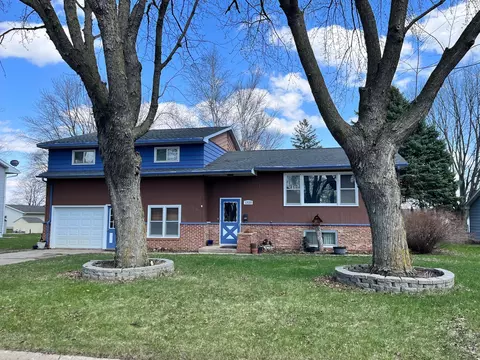 1320 N 14th St, Estherville, IA 51334