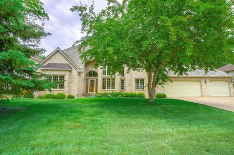 179 Red Oaks Dr, Vadnais Heights, MN 55127