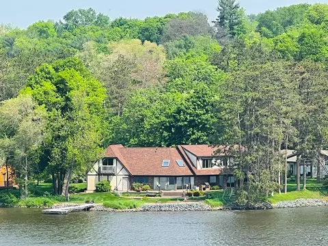 918 Sallys Aly N, North Hudson, WI 54016