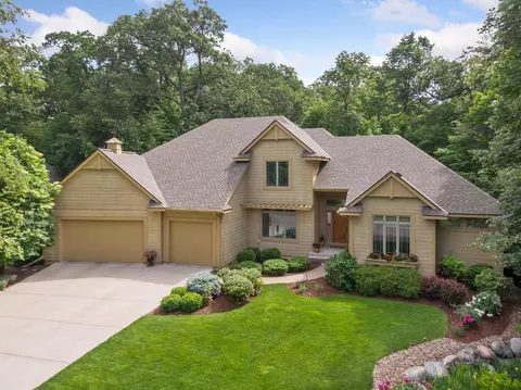 2855 Autumn Woods Dr, Chaska, MN 55318