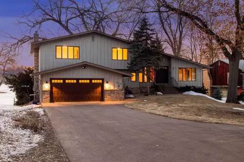 539 Heinel Dr, Roseville, MN 55113