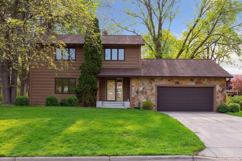 3020 Chatsworth St N, Roseville, MN 55113