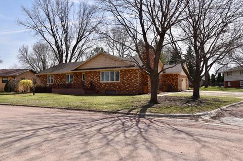 907 25th St, Spirit Lake, IA 51360