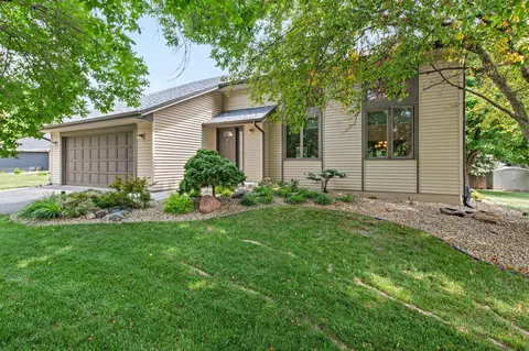 829 Bryant Ln, Burnsville, MN 55337