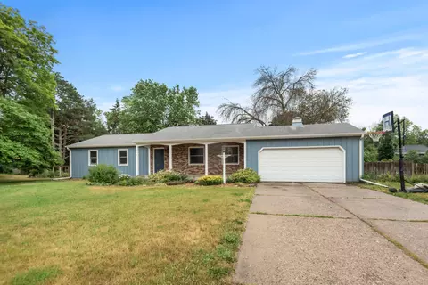 956 Lydia Ave W, Roseville, MN 55113