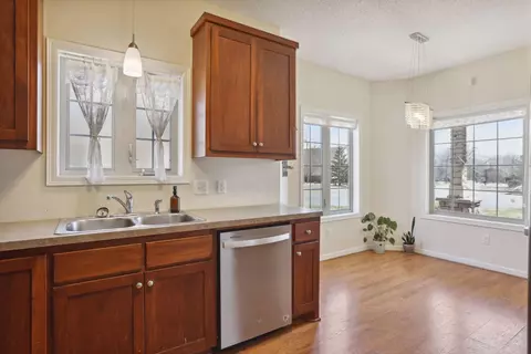 319 Summer Pl E, Maplewood, MN 55117