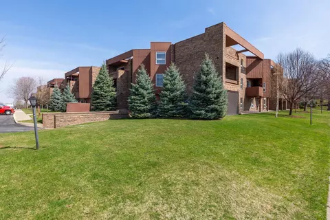 2240 Midland Grove Rd #104, Roseville, MN 55113