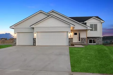 327 Eagle St NW, Isanti, MN 55040
