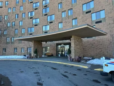 1181 Edgcumbe Rd #810, Saint Paul, MN 55105