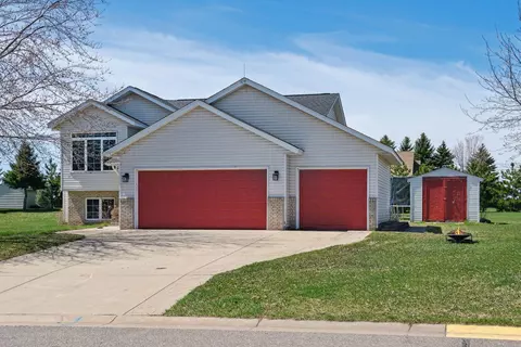 8102 Trappers Ridge Dr, Clear Lake, MN 55319
