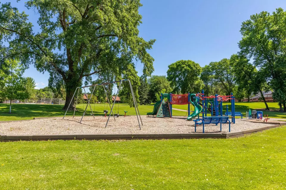  668 Woodridge Dr, Mendota Heights, MN 55118 photo 88