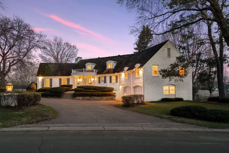  668 Woodridge Dr, Mendota Heights, MN 55118 photo 4