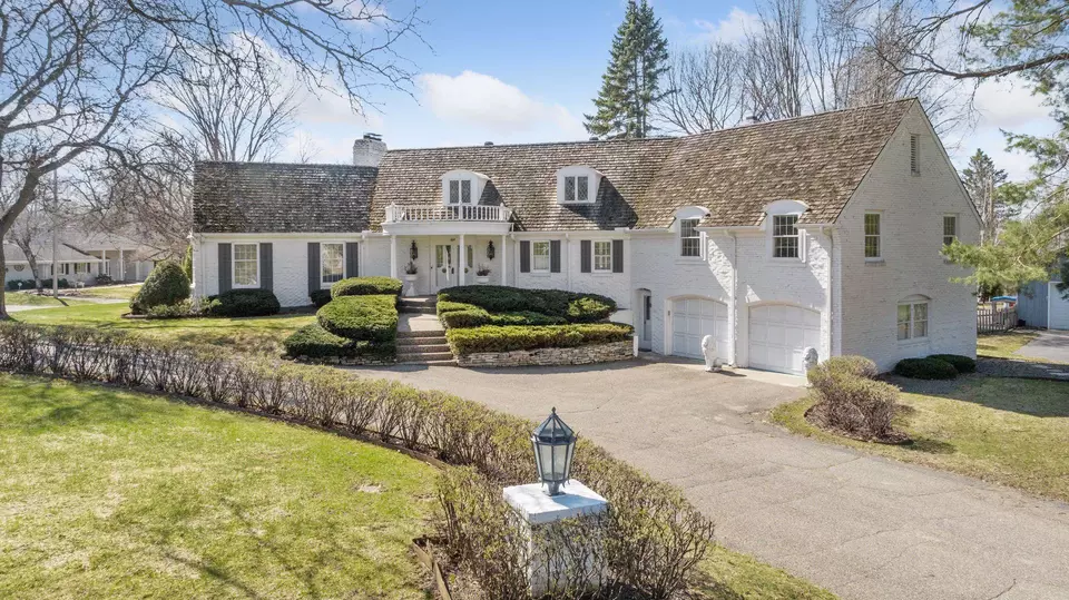  668 Woodridge Dr, Mendota Heights, MN 55118 photo 3