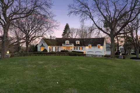 668 Woodridge Dr, Mendota Heights, MN 55118