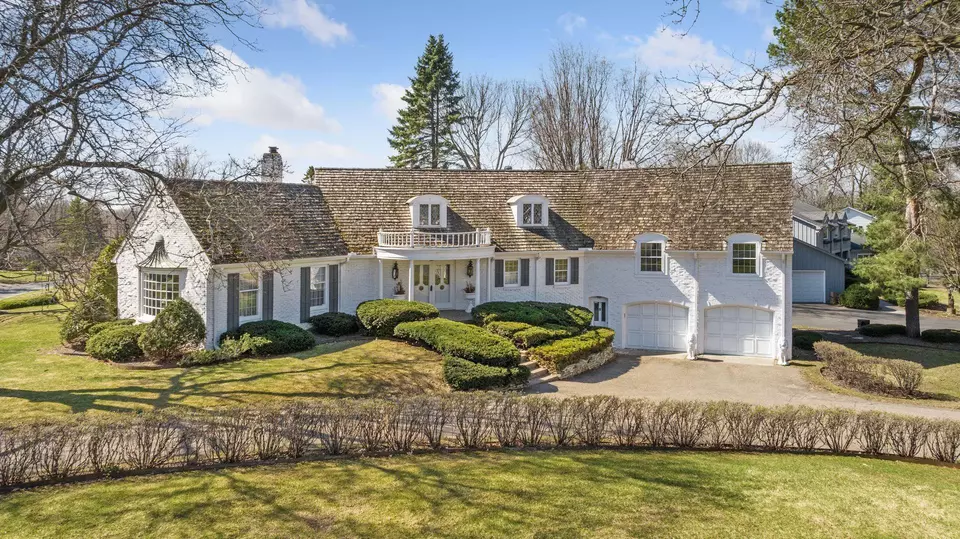  668 Woodridge Dr, Mendota Heights, MN 55118 photo 2