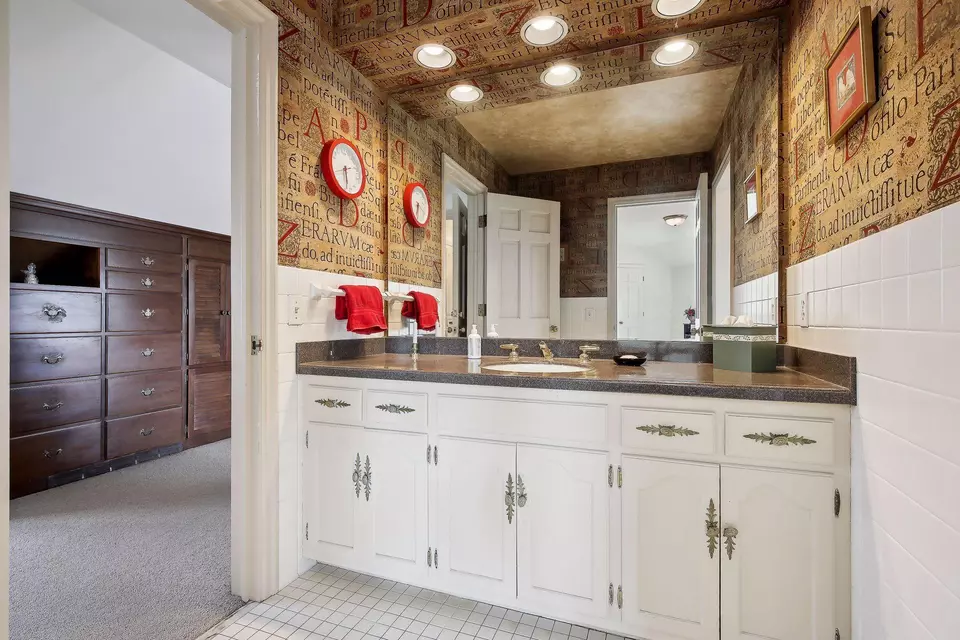  668 Woodridge Dr, Mendota Heights, MN 55118 photo 48