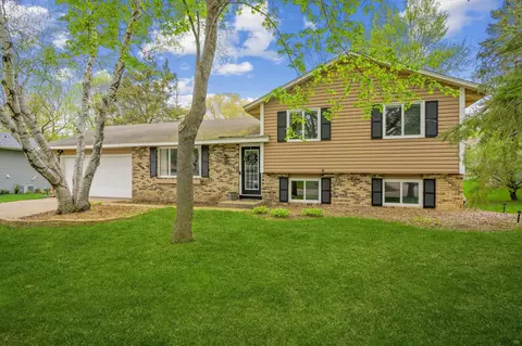 5587 136th Street Ct, Apple Valley, MN 55124