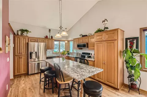 7895 Delano Cir, Inver Grove Heights, MN 55076