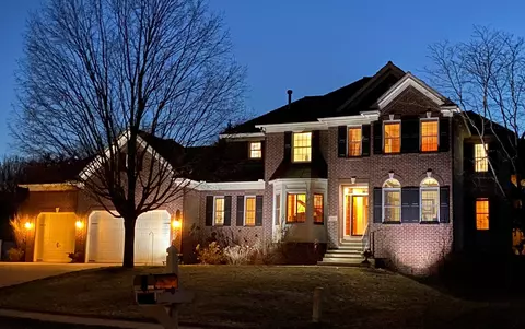 10404 Shelter Grv, Eden Prairie, MN 55347