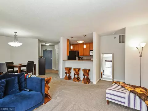 6040 Chasewood Pkwy #2, Minnetonka, MN 55343