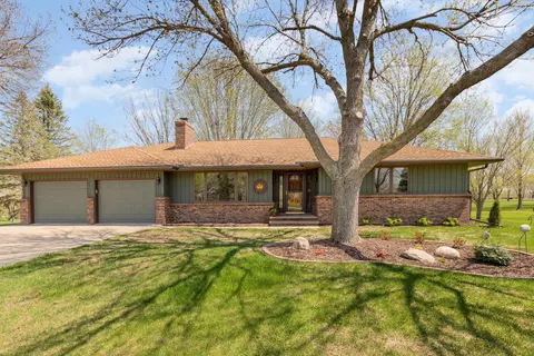 907 Windcrest Cir SE, New Prague, MN 56071
