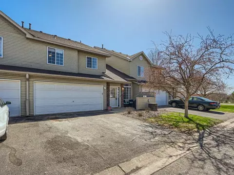 2352 Oakridge Cir, Hudson, WI 54016