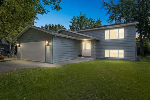 589 Kassel Ln, Chaska, MN 55318