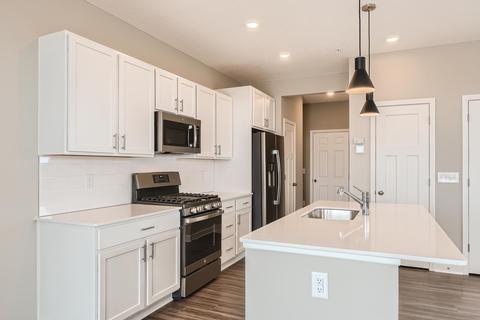 1852 Tyrone Dr, Shakopee, MN 55379