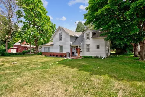 909 7th Ave NW, Faribault, MN 55021