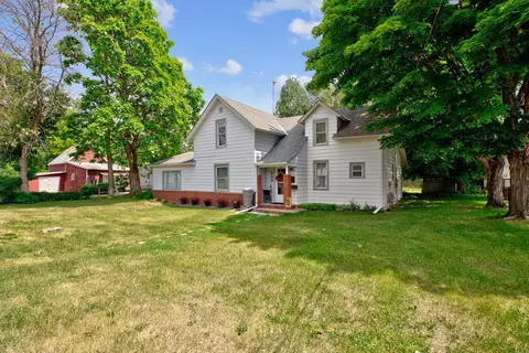 909 7th Ave NW, Faribault, MN 55021