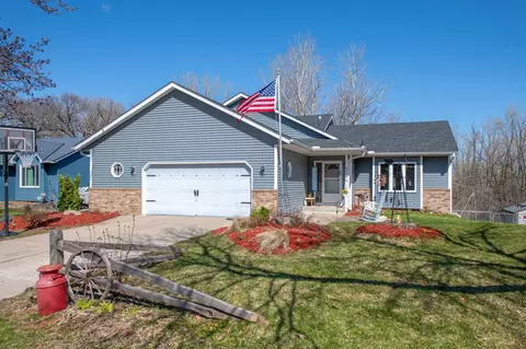 6786 29th St N, Oakdale, MN 55128