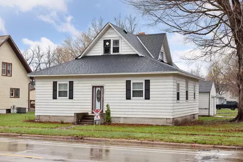 490 1st St NW, Wells, MN 56097