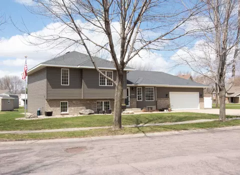 1760 La Mar Dr, North Mankato, MN 56003