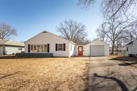13 S California Ave, Morris, MN 56267