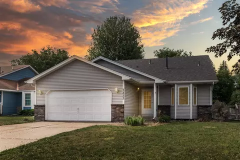 7223 Upper 36th St N, Oakdale, MN 55128