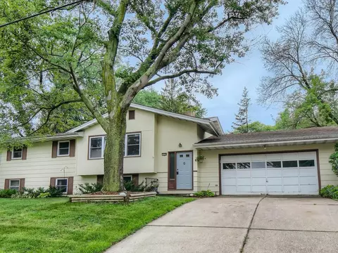 1056 Transit Ave, Roseville, MN 55113