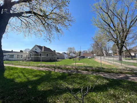 327 7th St SW, Chisholm, MN 55719