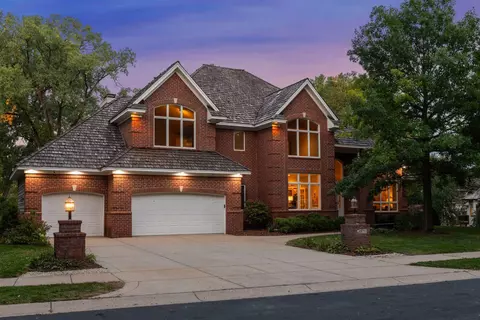 8871 Cove Pointe Rd, Eden Prairie, MN 55347