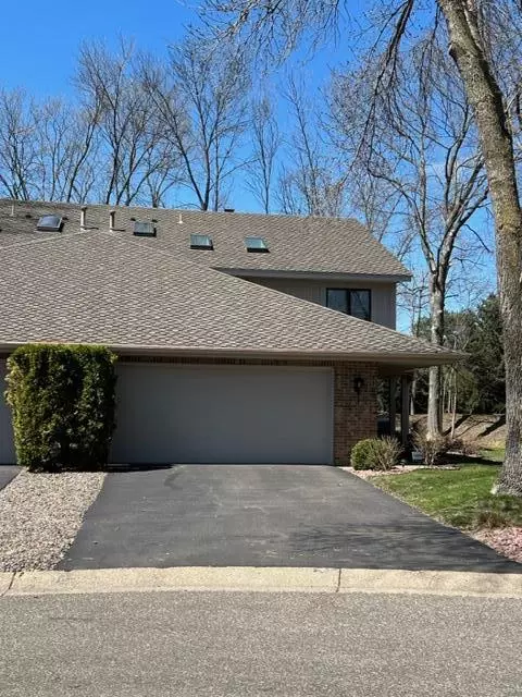 1100 Hollybrook Dr, Wayzata, MN 55391