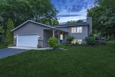 1425 Meadow Ct, Chaska, MN 55318