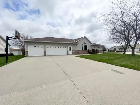 1185 Schaap Dr, Worthington, MN 56187