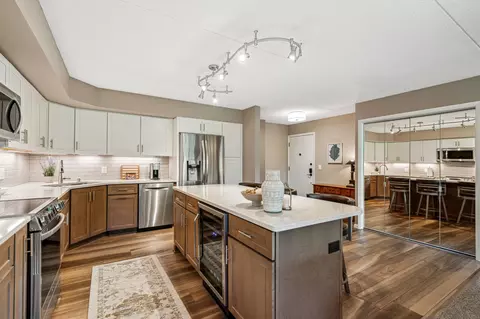 2445 Londin Ln E #401, Maplewood, MN 55119