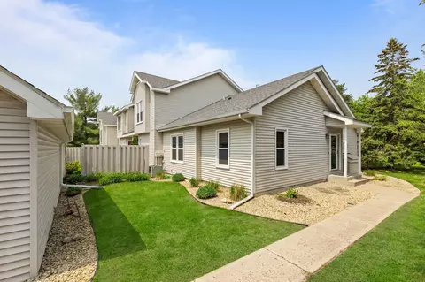 10310 Arrowwood Dr, Eden Prairie, MN 55347