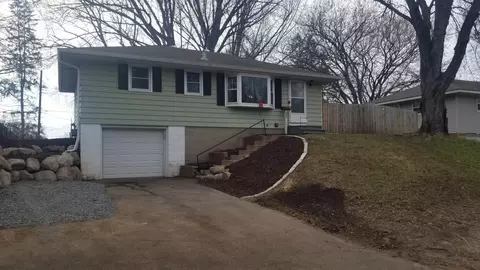 543 Greenway Ave N, Oakdale, MN 55128