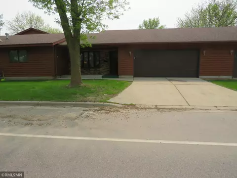 1618 10th St E, Glencoe, MN 55336