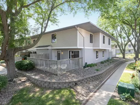 1217 Wagon Wheel Rd, Hopkins, MN 55343