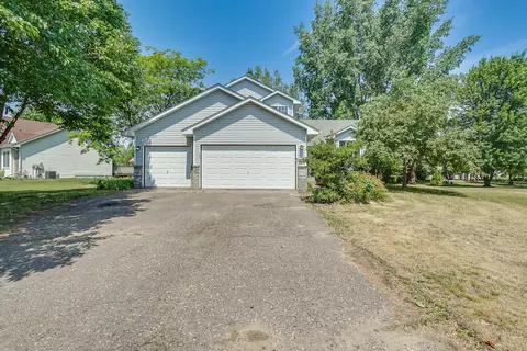 8780 Autumn Oaks Dr, Rockford, MN 55373
