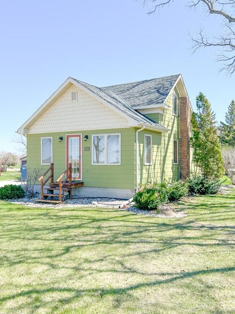 1005 N Main St, Winthrop, MN 55396